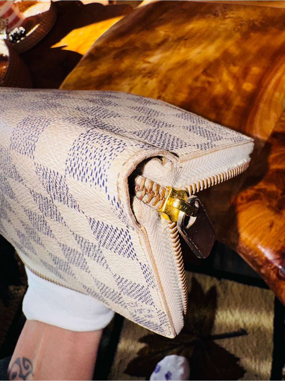 Louis Vuitton Zippy Wallet in the iconic Damier Azur pattern,  coated canvas. - Picture 17 of 17